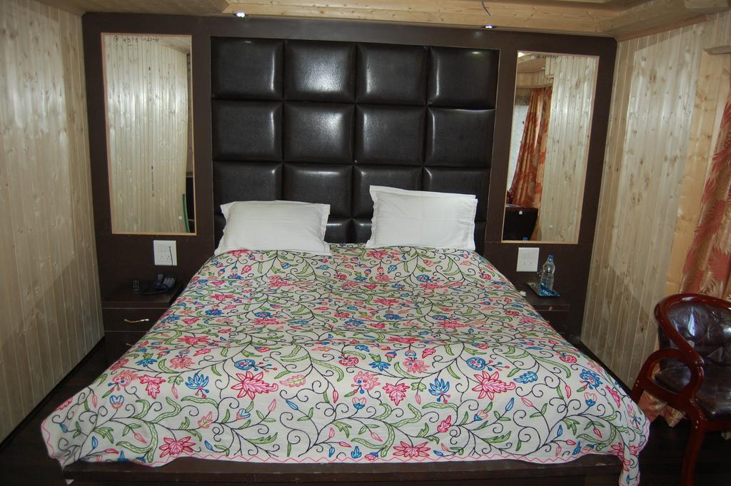 Hotel Zahgeer Continental Gulmarg Habitación foto