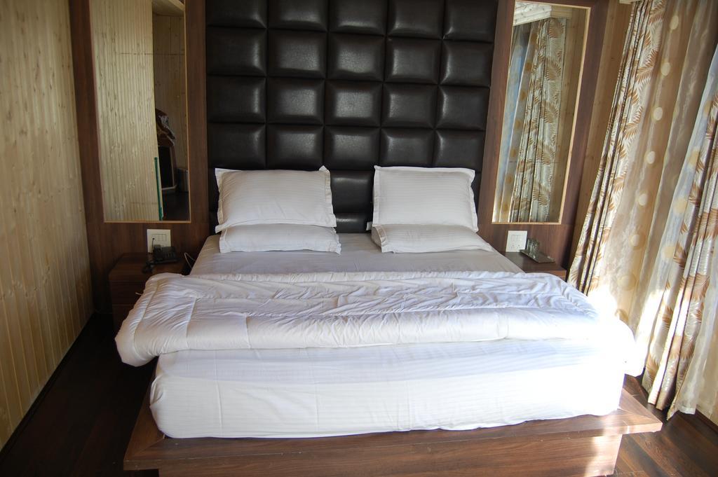 Hotel Zahgeer Continental Gulmarg Habitación foto