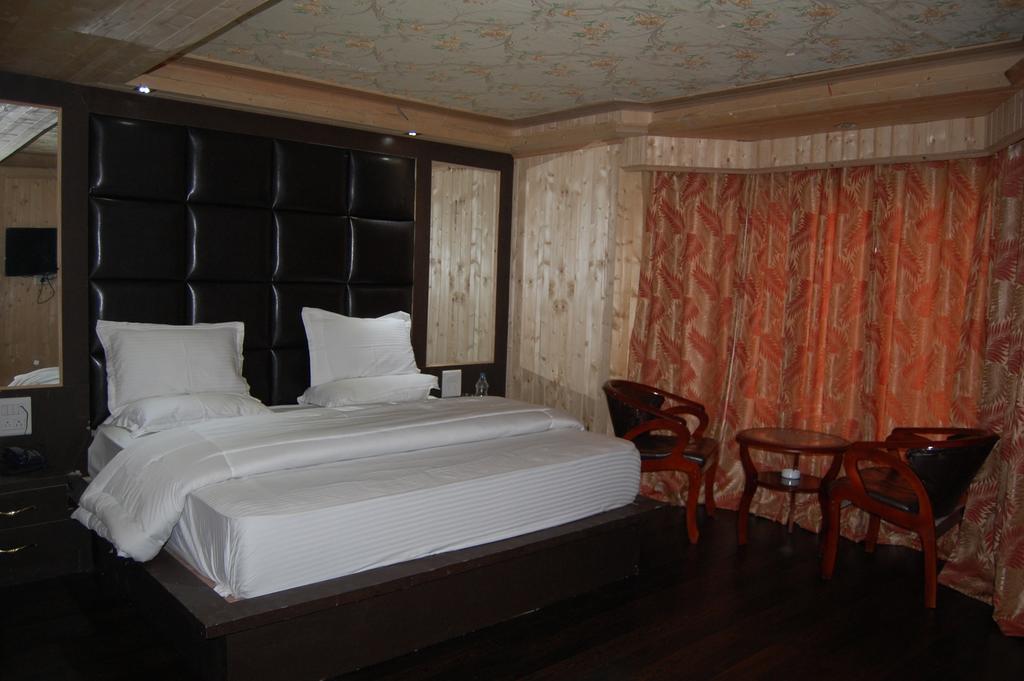 Hotel Zahgeer Continental Gulmarg Habitación foto
